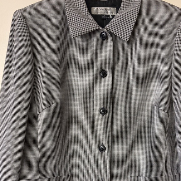 Classic Tahari Arthur Levine Women's Black and White Blazer
NEW WITHOUT TAG - Picture 2 of 8